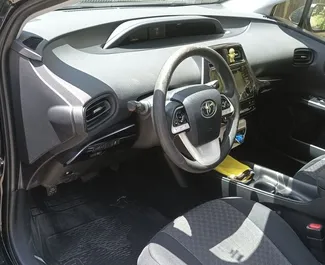 Toyota Prius 2017 disponibile per il noleggio a Kutaisi, con limite di chilometraggio di illimitato.