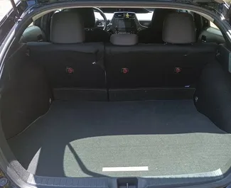 Interni di Toyota Prius in affitto in Georgia. Un'ottima auto da 5 posti con cambio Automatico.
