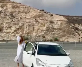 Vooraanzicht van een huurauto Toyota Vitz in Larnaca, Cyprus ✓ Auto #9520. ✓ Transmissie Automatisch TM ✓ 6 beoordelingen.