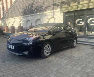 Vista frontale di un noleggio Toyota Prius a Kutaisi, Georgia ✓ Auto #10678. ✓ Cambio Automatico TM ✓ 7 recensioni.