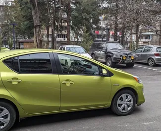 Noleggio Toyota Prius C. Auto Economica, Comfort per il noleggio in Georgia ✓ Cauzione di Deposito di 50 GEL ✓ Opzioni assicurative RCT, SCDW, Passeggeri, Furto.