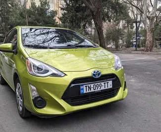 Vista frontale di un noleggio Toyota Prius C a Tbilisi, Georgia ✓ Auto #10669. ✓ Cambio Automatico TM ✓ 1 recensioni.