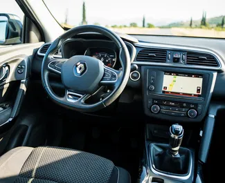 Interiér Renault Kadjar k pronájmu v Černé Hoře. Skvělé auto s 5 sedadly a převodovkou Manuální.
