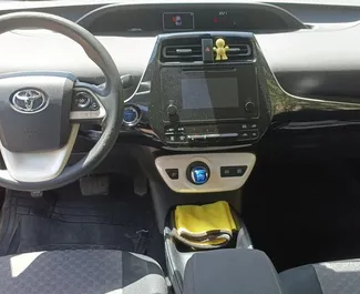 Motore Ibrido da 1,8L di Toyota Prius 2017 per il noleggio a Kutaisi.