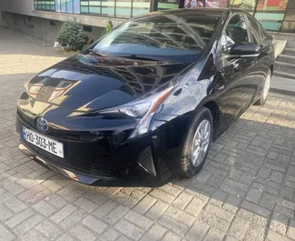 Vista frontale di un noleggio Toyota Prius a Kutaisi, Georgia ✓ Auto #10687. ✓ Cambio Automatico TM ✓ 4 recensioni.