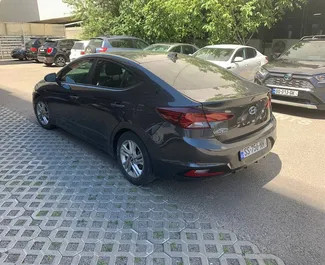 Vista frontal de un Hyundai Elantra de alquiler en Batumi, Georgia ✓ Coche n.º 10889. ✓ Automático TM ✓ 0 opiniones.