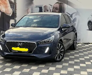 Predný pohľad na prenajaté auto Hyundai i30 v v meste Durres, Albánsko ✓ Auto č. 10476. ✓ Prevodovka Automatické TM ✓ Hodnotenia 2.