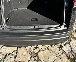 Interieur van Peugeot 3008 te huur in Montenegro. Een geweldige auto met 5 zitplaatsen en een Automatisch transmissie.