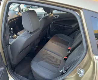 Wynajmij Ford Fiesta 2015 w Albanii. Paliwo: Diesel. Moc: 90 KM ➤ Koszt od 16 EUR za dobę.