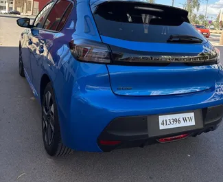 Kiralık bir Peugeot 208 Agadir'de, Fas ön görünümü ✓ Araç #11134. ✓ Manuel TM ✓ 0 yorumlar.