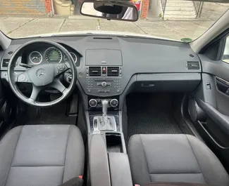 Wynajem samochodu Mercedes-Benz C220 nr 11148 (Automatyczna) na lotnisku w Tiranie, z silnikiem 2,2l. Diesel ➤ Bezpośrednio od Olsi w Albanii.