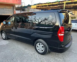 Wynajem samochodu Hyundai Grand Starex nr 11159 (Automatyczna) na lotnisku w Tiranie, z silnikiem 2,4l. Diesel ➤ Bezpośrednio od Olsi w Albanii.