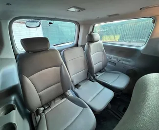 Silnik Diesel 2,4 l – Wynajmij Hyundai Grand Starex na lotnisku w Tiranie.
