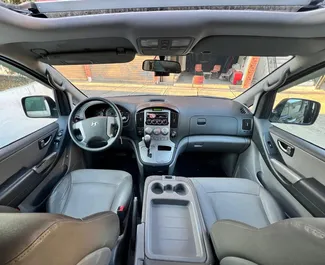 Wynajmij Hyundai Grand Starex 2013 w Albanii. Paliwo: Diesel. Moc: 140 KM ➤ Koszt od 55 EUR za dobę.