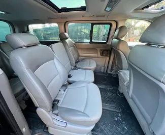 Hyundai Grand Starex – samochód kategorii Minivan na wynajem w Albanii ✓ Bez Depozytu ✓ Ubezpieczenie: OC, CDW, Zagranica.