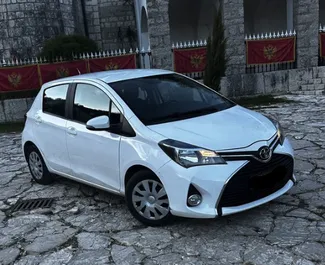 Vooraanzicht van een huurauto Toyota Yaris in Budva, Montenegro ✓ Auto #11111. ✓ Transmissie Automatisch TM ✓ 2 beoordelingen.