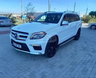 Vooraanzicht van een huurauto Mercedes-Benz GL-Class in Tbilisi, Georgië ✓ Auto #11120. ✓ Transmissie Automatisch TM ✓ 0 beoordelingen.