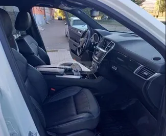 Mercedes-Benz GL-Class 2017 beschikbaar voor verhuur in Tbilisi, met een kilometerlimiet van onbeperkt.