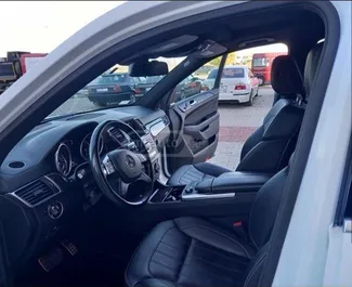 Interieur van Mercedes-Benz GL-Class te huur in Georgië. Een geweldige auto met 7 zitplaatsen en een Automatisch transmissie.