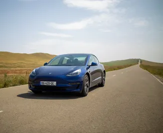 Nomas automašīnas priekšskats Tesla Model 3 Tbilisi, Gruzija ✓ Automašīna #11685. ✓ Pārnesumu kārba Automātiskais TM ✓ Atsauksmes 1.
