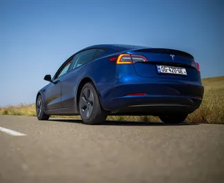 Elektrība L dzinējs Tesla Model 3 2023 nomai Tbilisi.