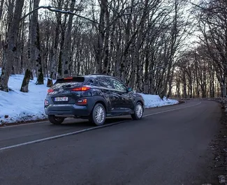 Hyundai Kona noma. Komforta, Krossovers automašīna nomai Gruzijā ✓ Depozīts 280 GEL ✓ Apdrošināšanas iespējas: TPL, CDW, SCDW, FDW, Pasažieri, Krāpšana.