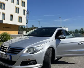 Frontansicht eines Mietwagens Volkswagen Passat-CC am Flughafen von Tirana, Albanien ✓ Auto Nr.11661. ✓ Automatisch TM ✓ 2 Bewertungen.