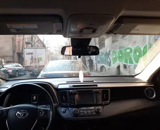 Benzin 2,5L Motor von Toyota RAV4 2018 zur Miete in Tiflis.