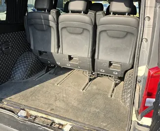 Innenraum von Mercedes-Benz Vito zur Miete in Georgien. Ein großartiges 9-Sitzer Fahrzeug mit Automatisch Getriebe.