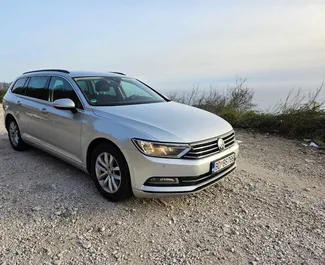 Vooraanzicht van een huurauto Volkswagen Passat Variant in Budva, Montenegro ✓ Auto #12897. ✓ Transmissie Automatisch TM ✓ 2 beoordelingen.