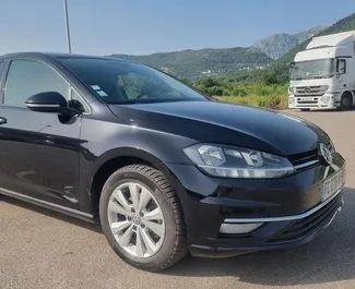 Vooraanzicht van een huurauto Volkswagen Golf 7 in Budva, Montenegro ✓ Auto #12984. ✓ Transmissie Automatisch TM ✓ 2 beoordelingen.