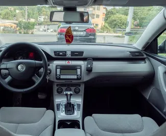 Interiér Volkswagen Passat Variant na prenájom v v Albánsku. Skvelé auto so sedadlami pre 5 osôb s prevodovkou Automatické.