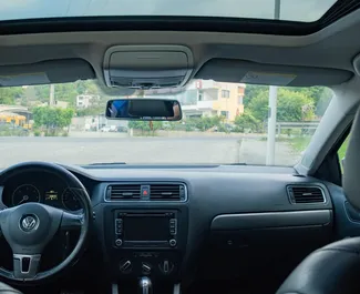 Prenájom auta Volkswagen Jetta 2015 v v Albánsku, s vlastnosťami ✓ palivo Diesel a výkon 120 koní ➤ Od 23 EUR za deň.