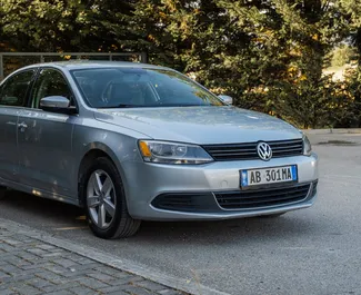 Predný pohľad na prenajaté auto Volkswagen Jetta v v meste Durres, Albánsko ✓ Auto č. 9697. ✓ Prevodovka Automatické TM ✓ Hodnotenia 1.