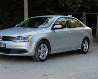 Prenájom auta Volkswagen Jetta 2015 v v Albánsku, s vlastnosťami ✓ palivo Diesel a výkon 120 koní ➤ Od 20 EUR za deň.