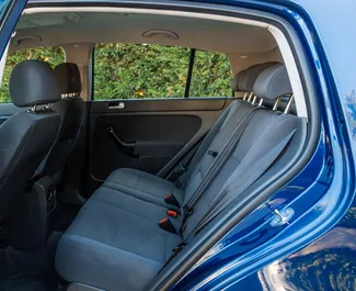 Interiér Volkswagen Golf Plus na prenájom v v Albánsku. Skvelé auto so sedadlami pre 5 osôb s prevodovkou Manuálne.