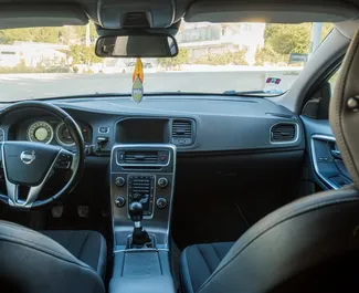 Predný pohľad na prenajaté auto Volvo V60 v v meste Durres, Albánsko ✓ Auto č. 7290. ✓ Prevodovka Manuálne TM ✓ Hodnotenia 3.