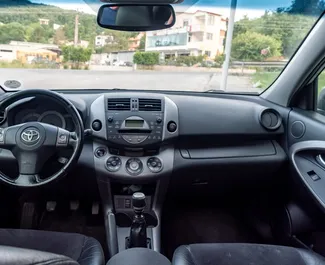 Interiér Toyota RAV4 na prenájom v v Albánsku. Skvelé auto so sedadlami pre 5 osôb s prevodovkou Manuálne.