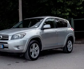 Predný pohľad na prenajaté auto Toyota RAV4 v v meste Durres, Albánsko ✓ Auto č. 10094. ✓ Prevodovka Manuálne TM ✓ Hodnotenia 3.