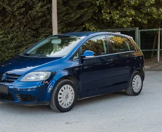 Predný pohľad na prenajaté auto Volkswagen Golf Plus v v meste Durres, Albánsko ✓ Auto č. 7292. ✓ Prevodovka Manuálne TM ✓ Hodnotenia 7.