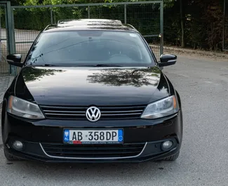 Predný pohľad na prenajaté auto Volkswagen Jetta v v meste Durres, Albánsko ✓ Auto č. 11582. ✓ Prevodovka Automatické TM ✓ Hodnotenia 0.