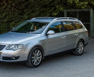 Predný pohľad na prenajaté auto Volkswagen Passat Variant v v meste Durres, Albánsko ✓ Auto č. 9430. ✓ Prevodovka Automatické TM ✓ Hodnotenia 5.