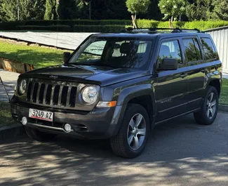 Přední pohled na pronájem Jeep Patriot v Tbilisi, Georgia ✓ Auto č. 14681. ✓ Převodovka Automatické TM ✓ Recenze 0.