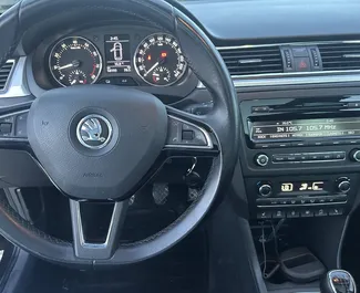 Benzīns 1,2L dzinējs Skoda Rapid Spaceback 2016 nomai pie Tirānas lidostas.