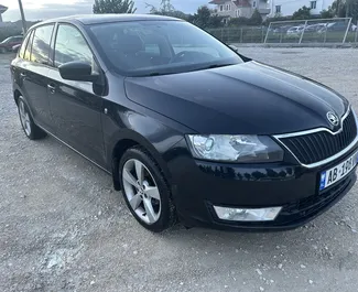 Automašīnas noma Skoda Rapid Spaceback #14959 ar Rokasgrāmata pārnesumu kārbu pie Tirānas lidostas, aprīkots ar 1,2L dzinēju ➤ No Romeo Albānijā.
