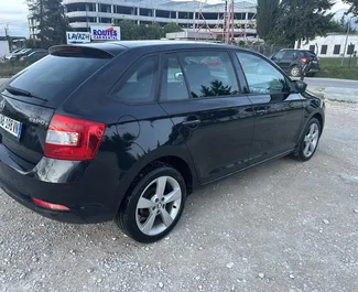 Nomas automašīnas priekšskats Skoda Rapid Spaceback pie Tirānas lidostas, Albānija ✓ Automašīna #14959. ✓ Pārnesumu kārba Rokasgrāmata TM ✓ Atsauksmes 0.