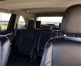 Innenraum von Toyota Highlander zur Miete in Georgien. Ein großartiges 7-Sitzer Fahrzeug mit Automatisch Getriebe.