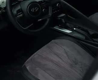 Interni di Hyundai Elantra in affitto in Kazakistan. Un'ottima auto da 5 posti con cambio Automatico.