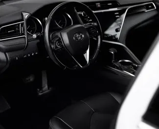 Toyota Camry 2018 disponibile per il noleggio ad Almaty, con limite di chilometraggio di 200 km/giorno.