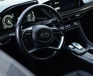 Innenraum von Hyundai Sonata zur Miete in Kasachstan. Ein großartiges 5-Sitzer Fahrzeug mit Automatisch Getriebe.